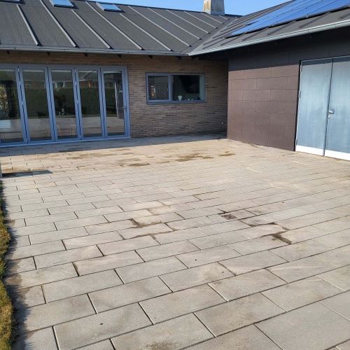 fliserensning ved hus