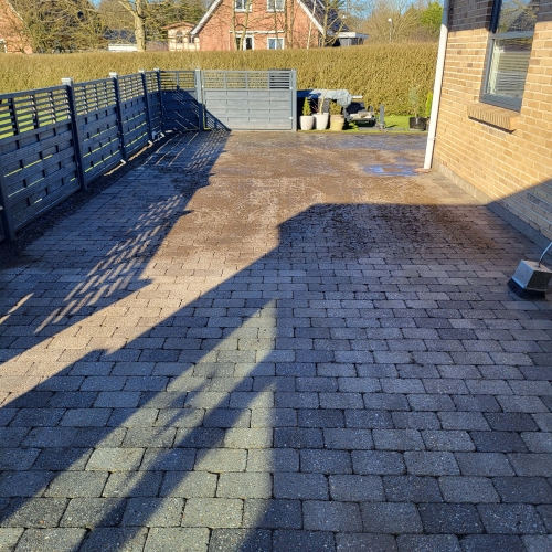 Fliserensning af indkørsel i Esbjerg
