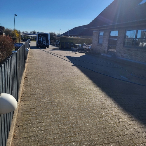 fliserensning af indkørsel i Fredericia