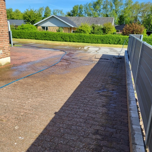 Fliserensning af indkørsel i Kolding