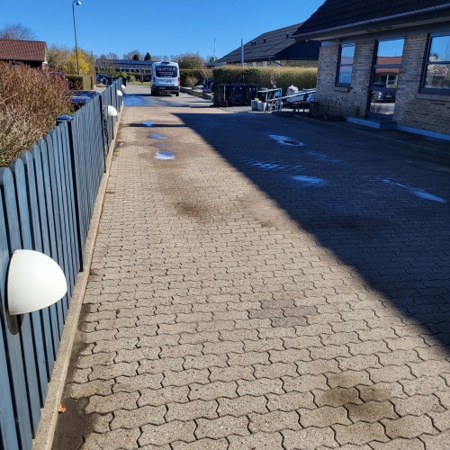 Fliserensning af indkørsel i Sønder Bjert