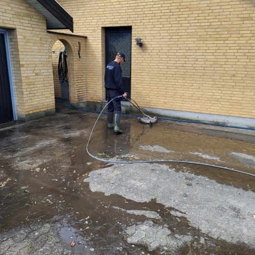 fliserensning med udstyr i Fredericia