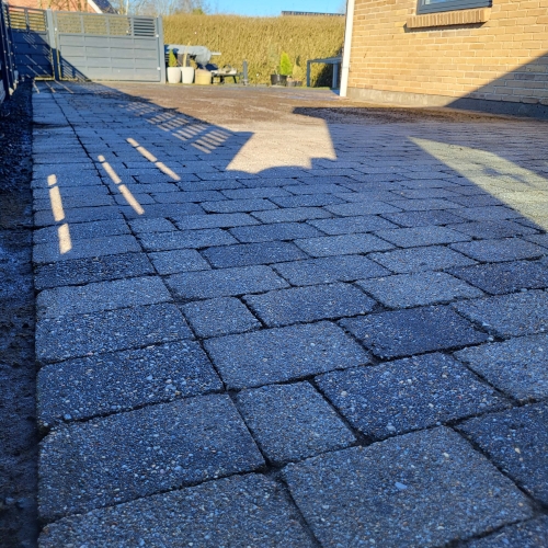 fliserensning af stor terrasse i Toftlund