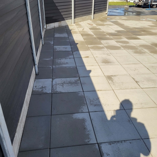 Fliserensning af terrasse i Fredericia