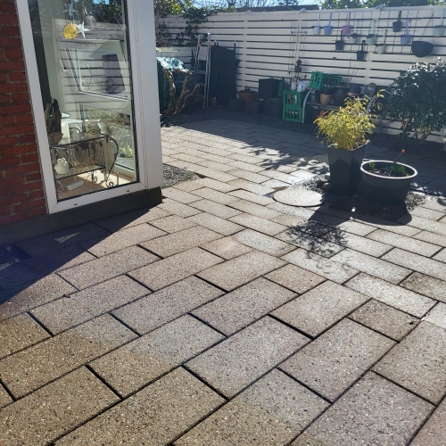 Fliserensning af terrasse i Sønderborg