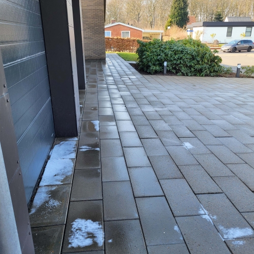 Fliserensning ved garageport