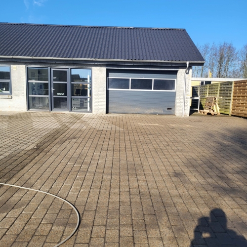 fliserensning ved garageport