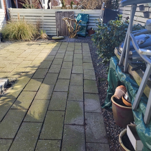Rensning af fliser på terrasse