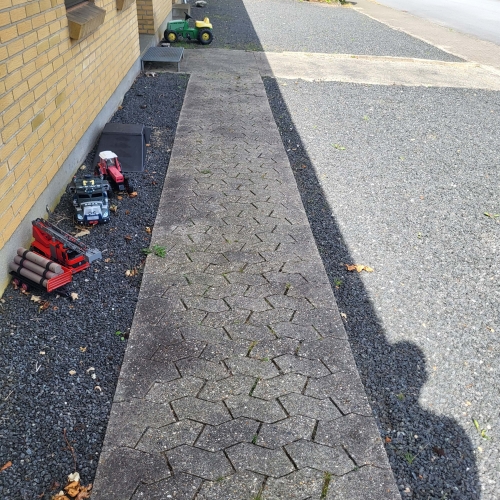 Rensning af fliser gangsti