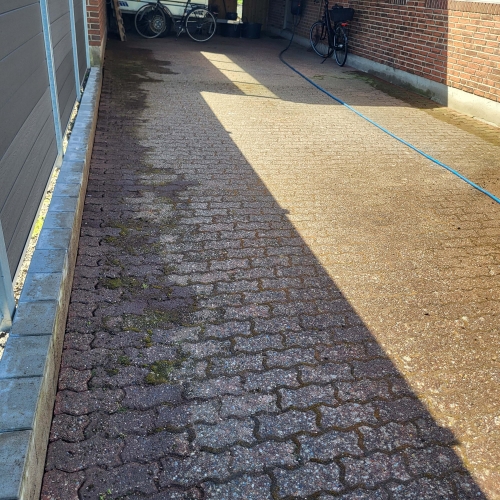 Rensning af fliser i indkørsel i Sønderborg