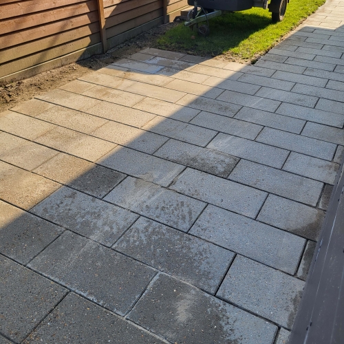 rensning af fliser på indkørsel i Toftlund