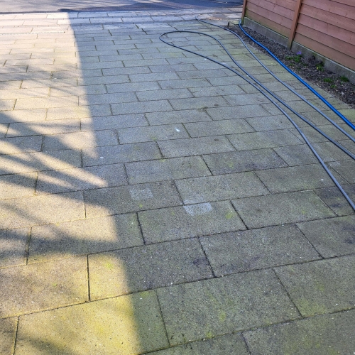Rensning af fliser med udstyr
