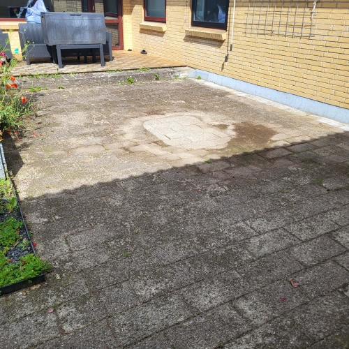 rensning af fliser på terrasse