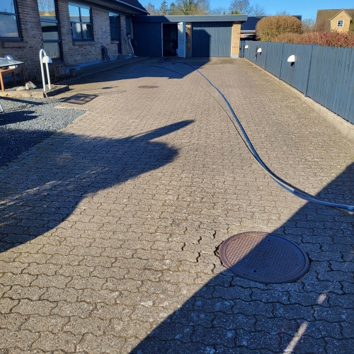 rensning af fliser ved hegn