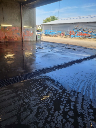 fliserensning af betonhal i Sønderborg