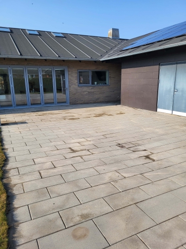 fliserensning ved hus