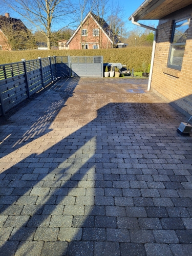 Fliserensning af indkørsel i Esbjerg