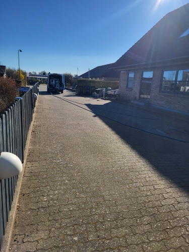 fliserensning af indkørsel i Fredericia