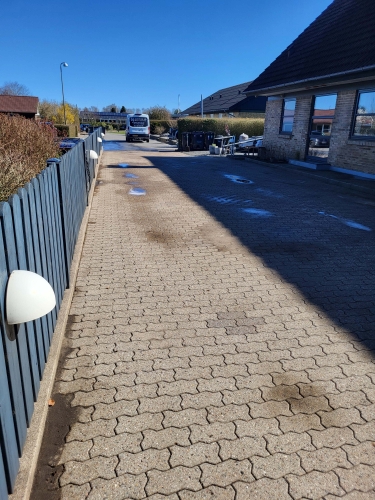 Fliserensning af indkørsel i Sønder Bjert