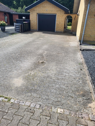 Fliserensning af indkørsel i Toftlund