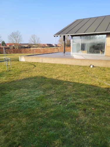 fliserensning af terrasse med udsigt