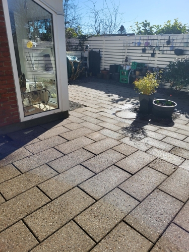 Fliserensning af terrasse i Sønderborg