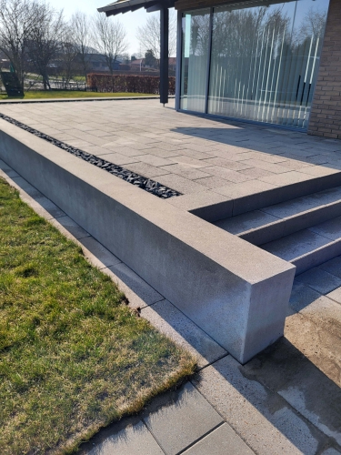 ren terrasse med betonkanter