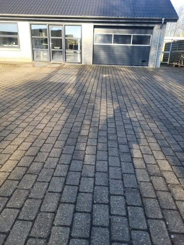 rensning af fliser ved indkørsel
