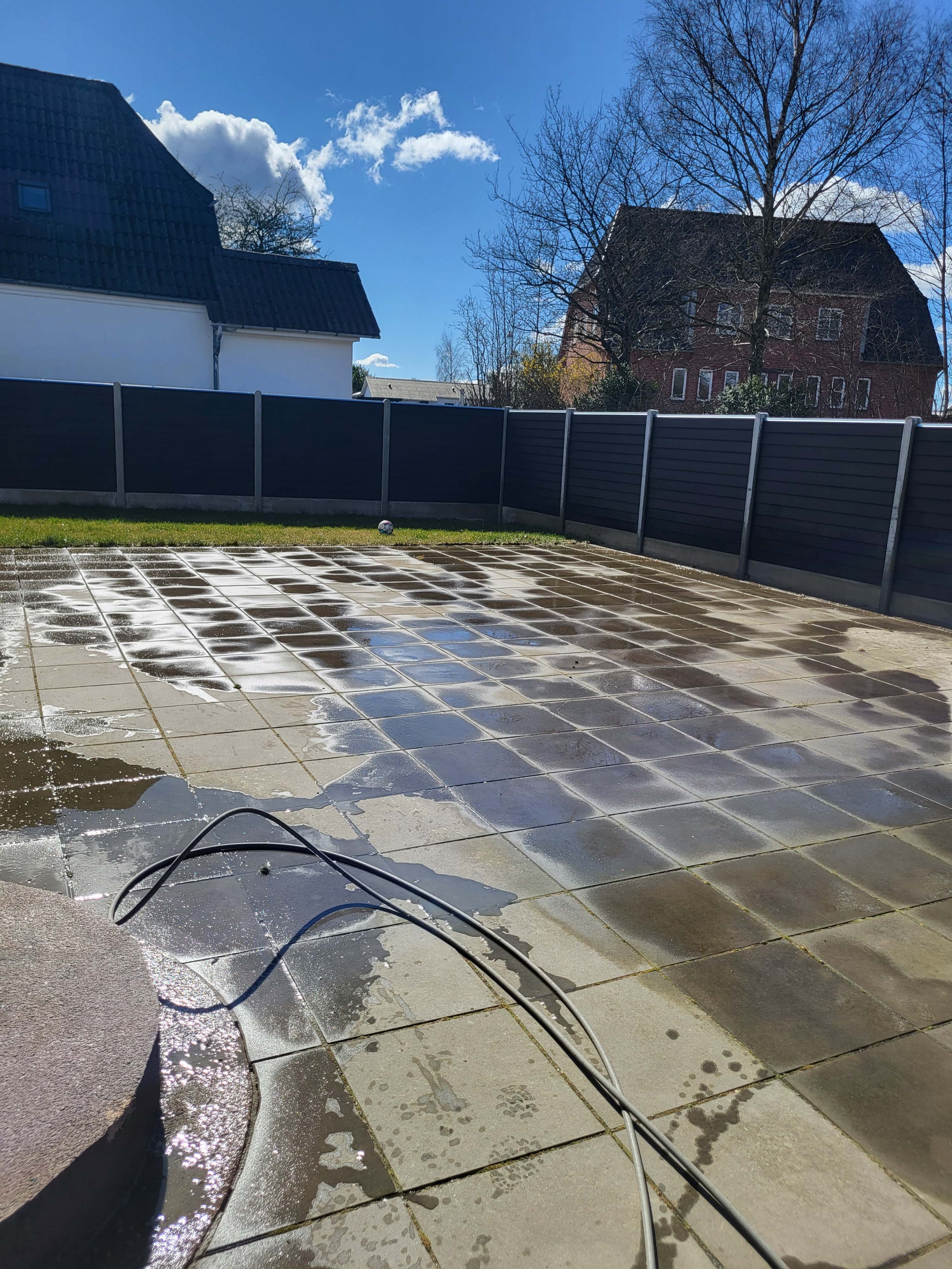 fliserensning af baghave terrasse