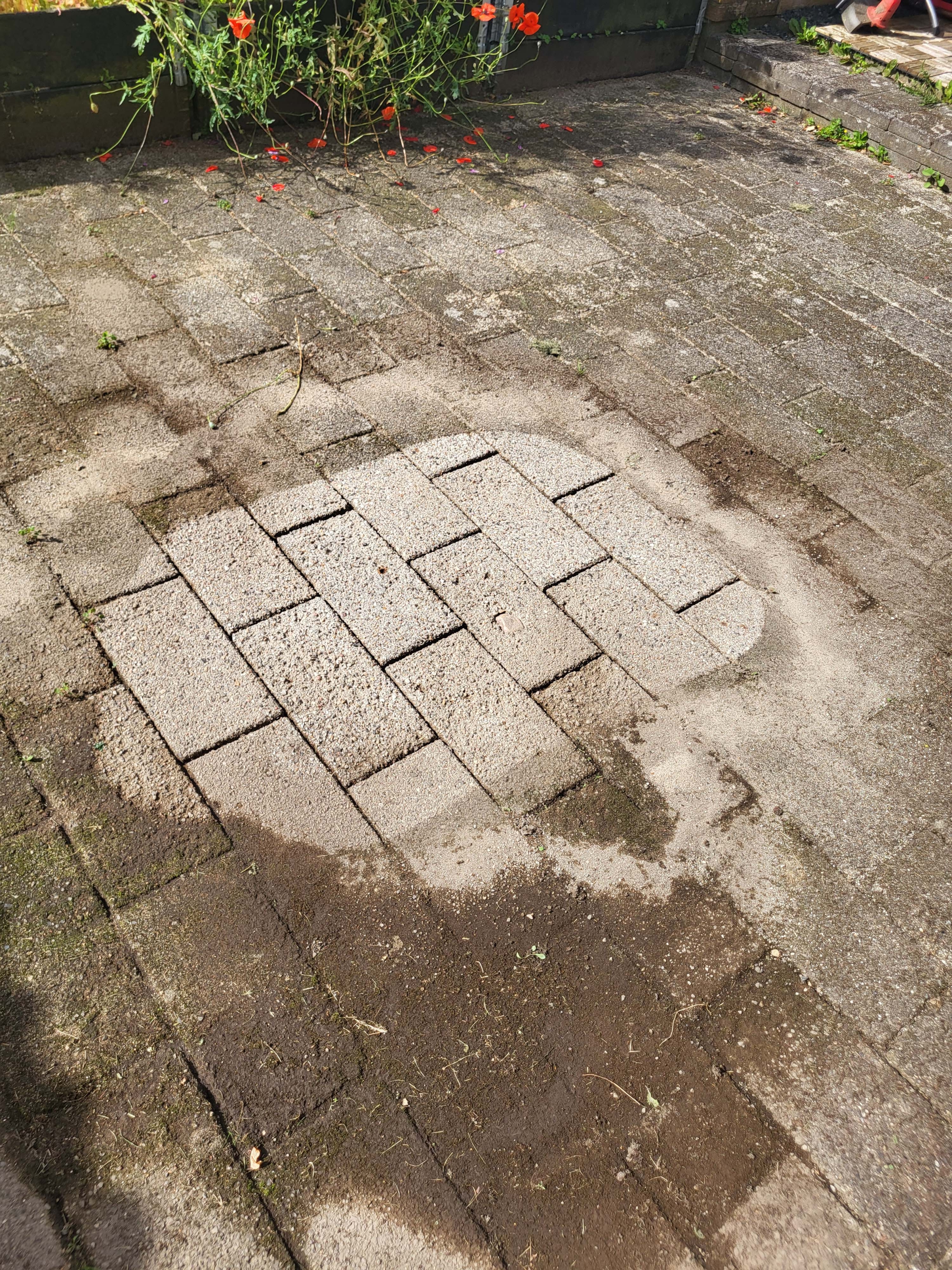 Fliserensning før og efter terrasse
