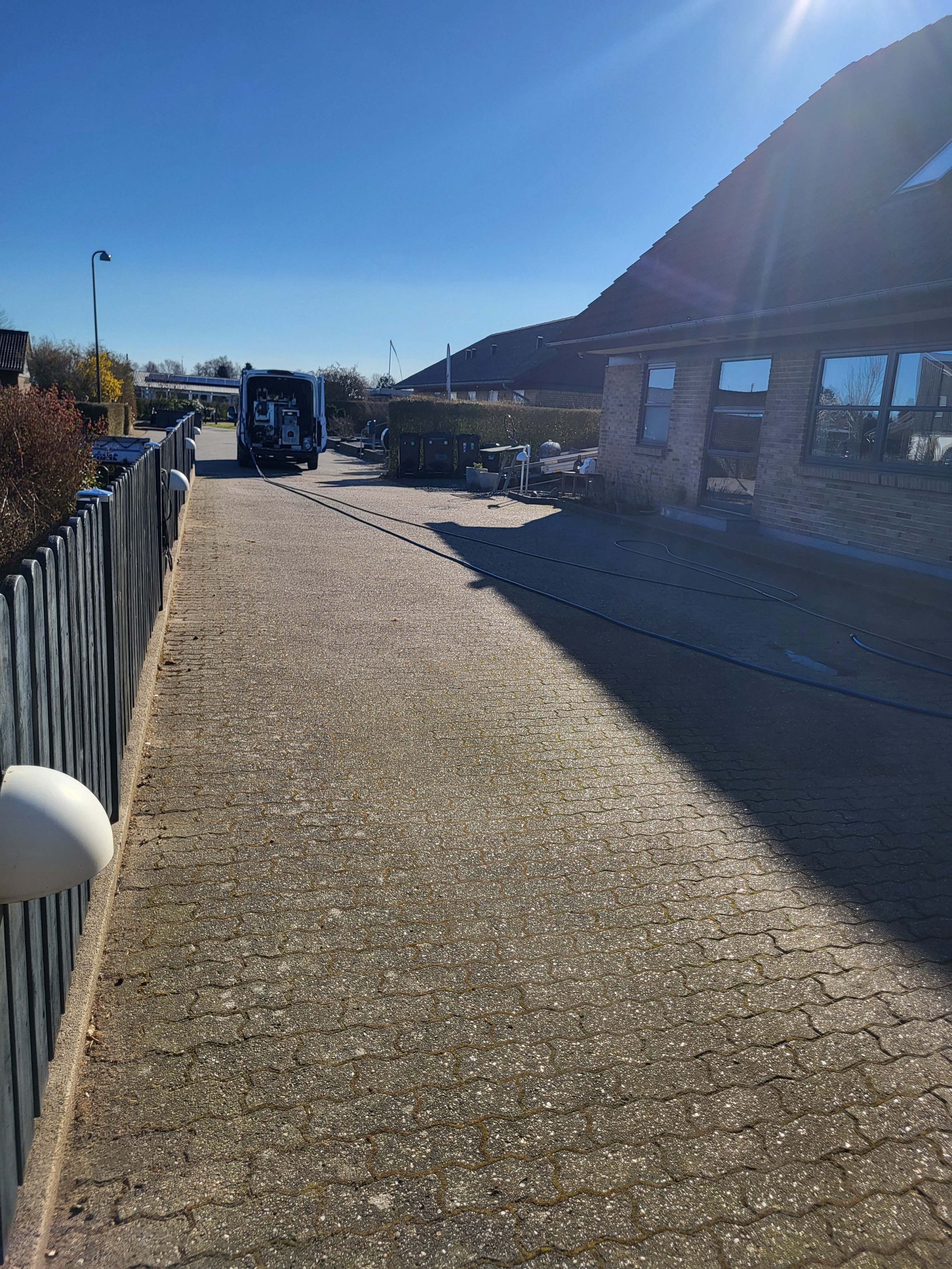 fliserensning af indkørsel i Fredericia