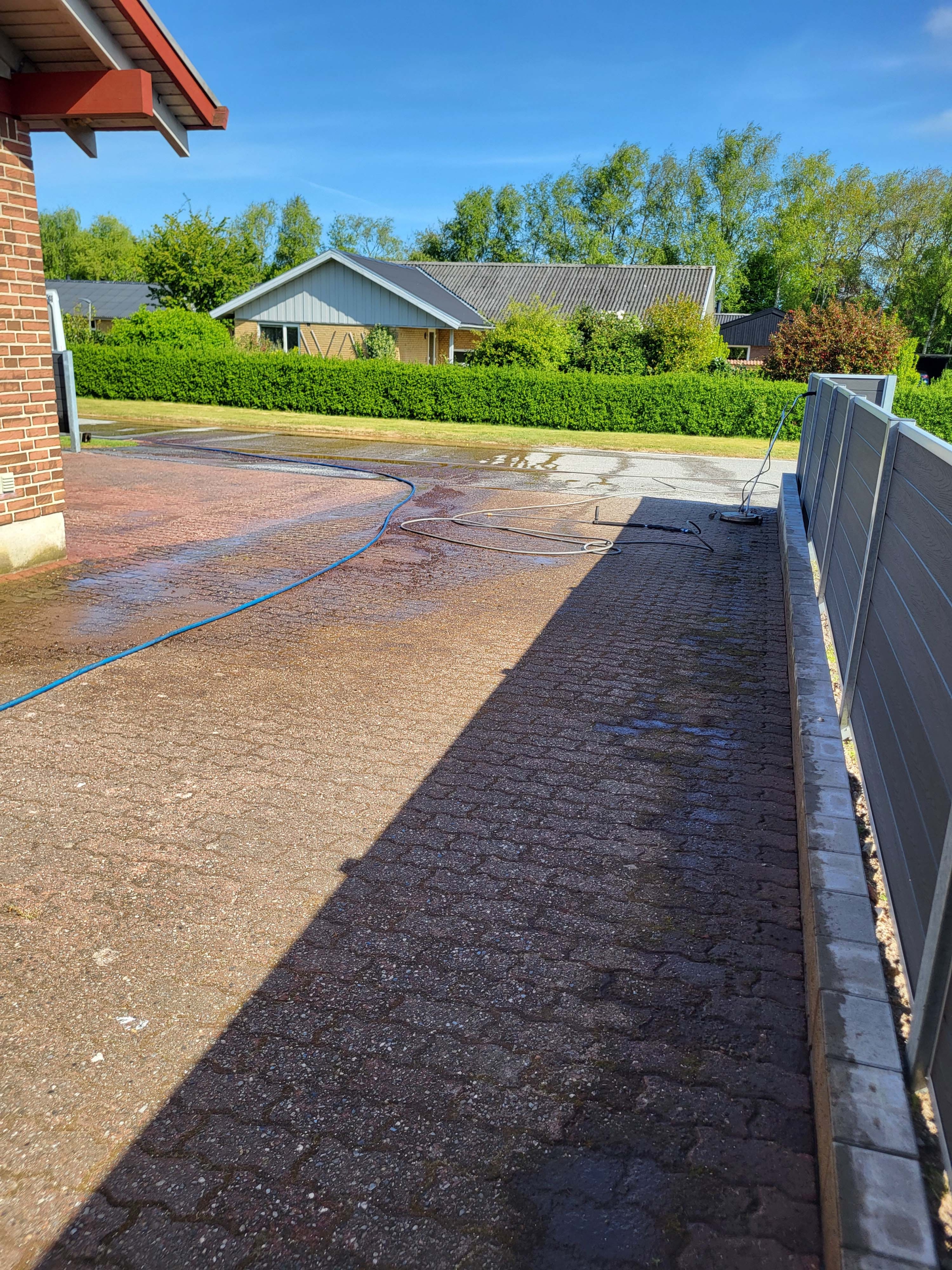 Fliserensning af indkørsel i Kolding