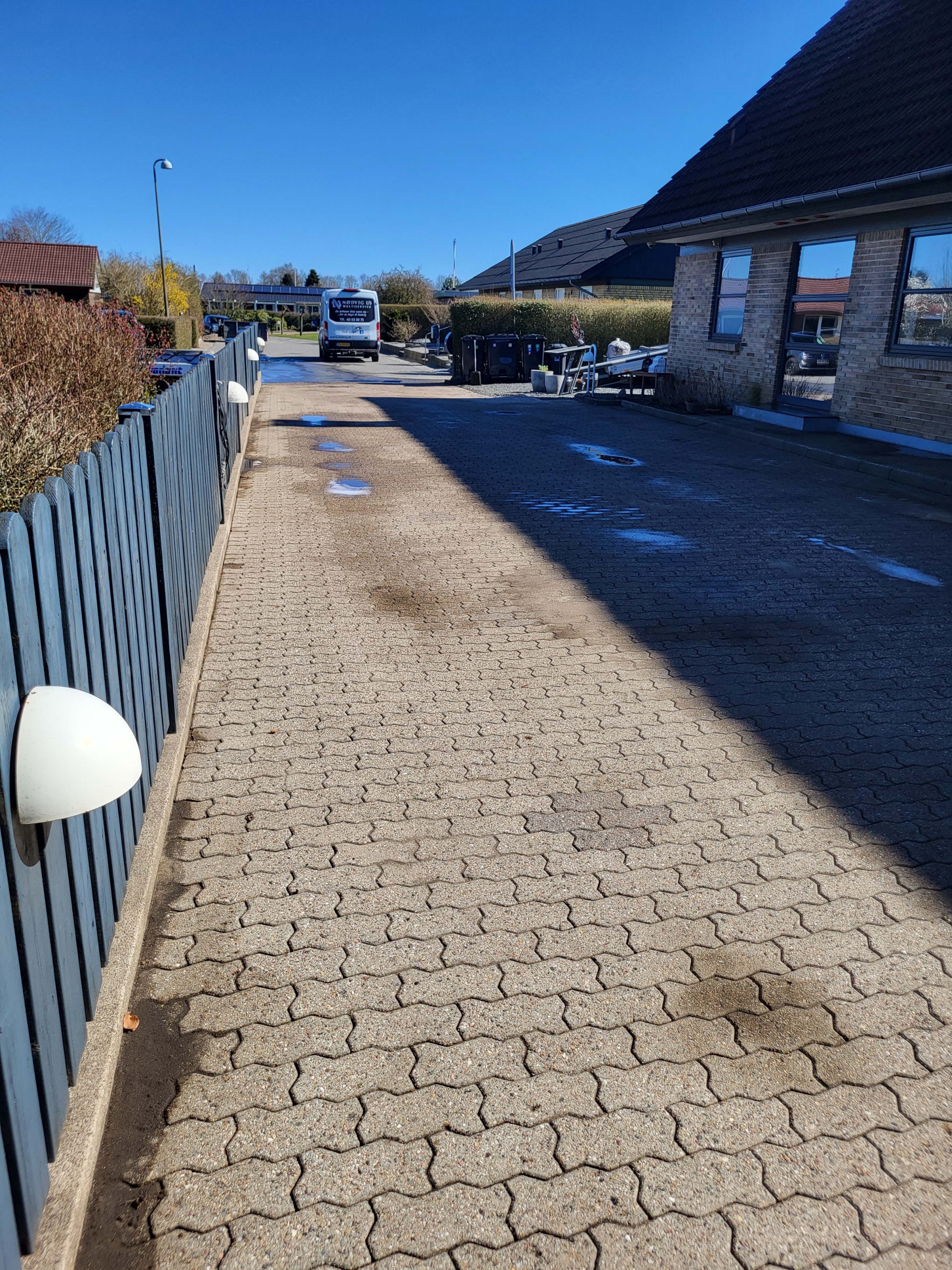 Fliserensning af indkørsel i Sønder Bjert
