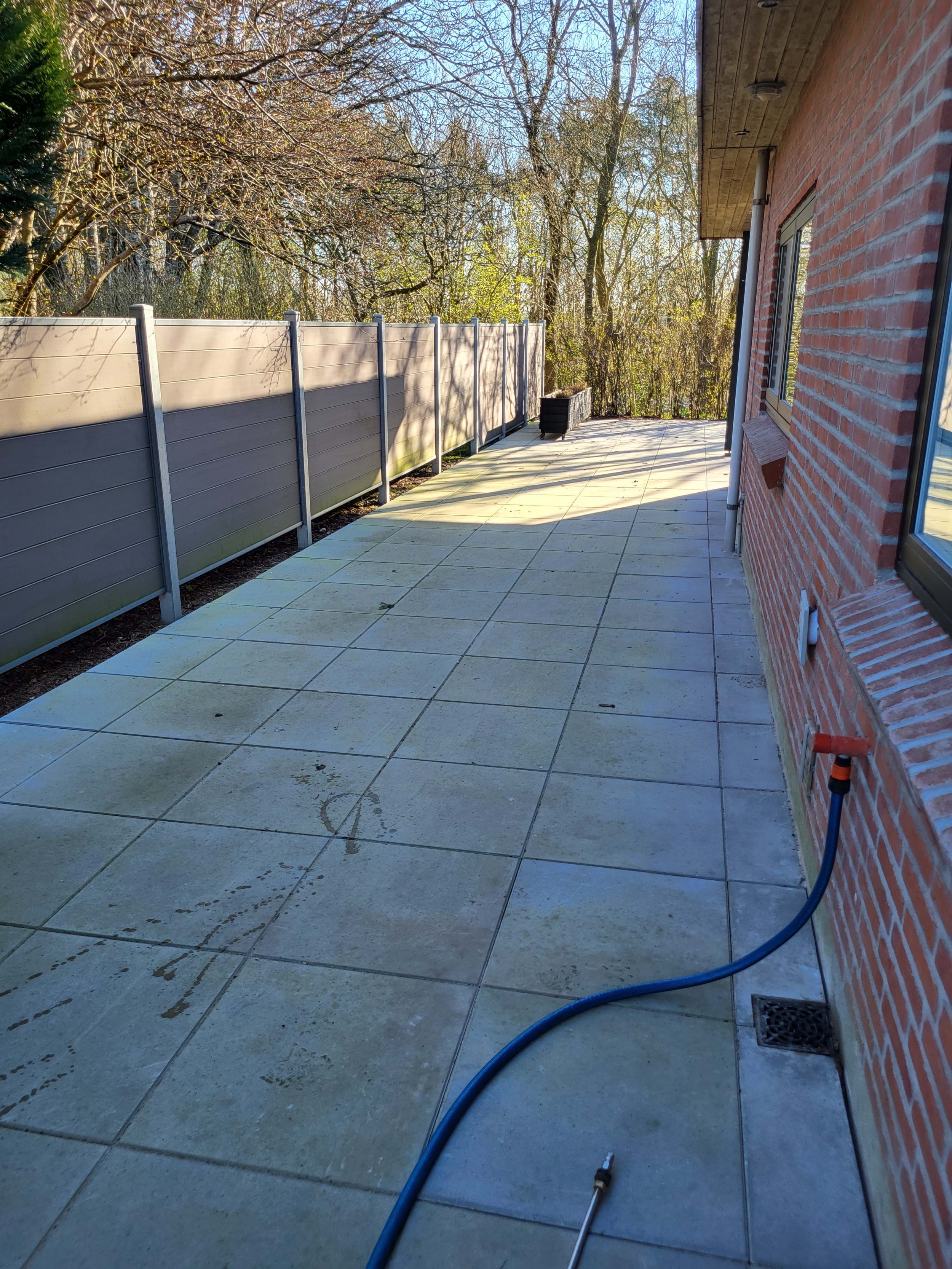 Fliserensning af terrasse i Sønderborg
