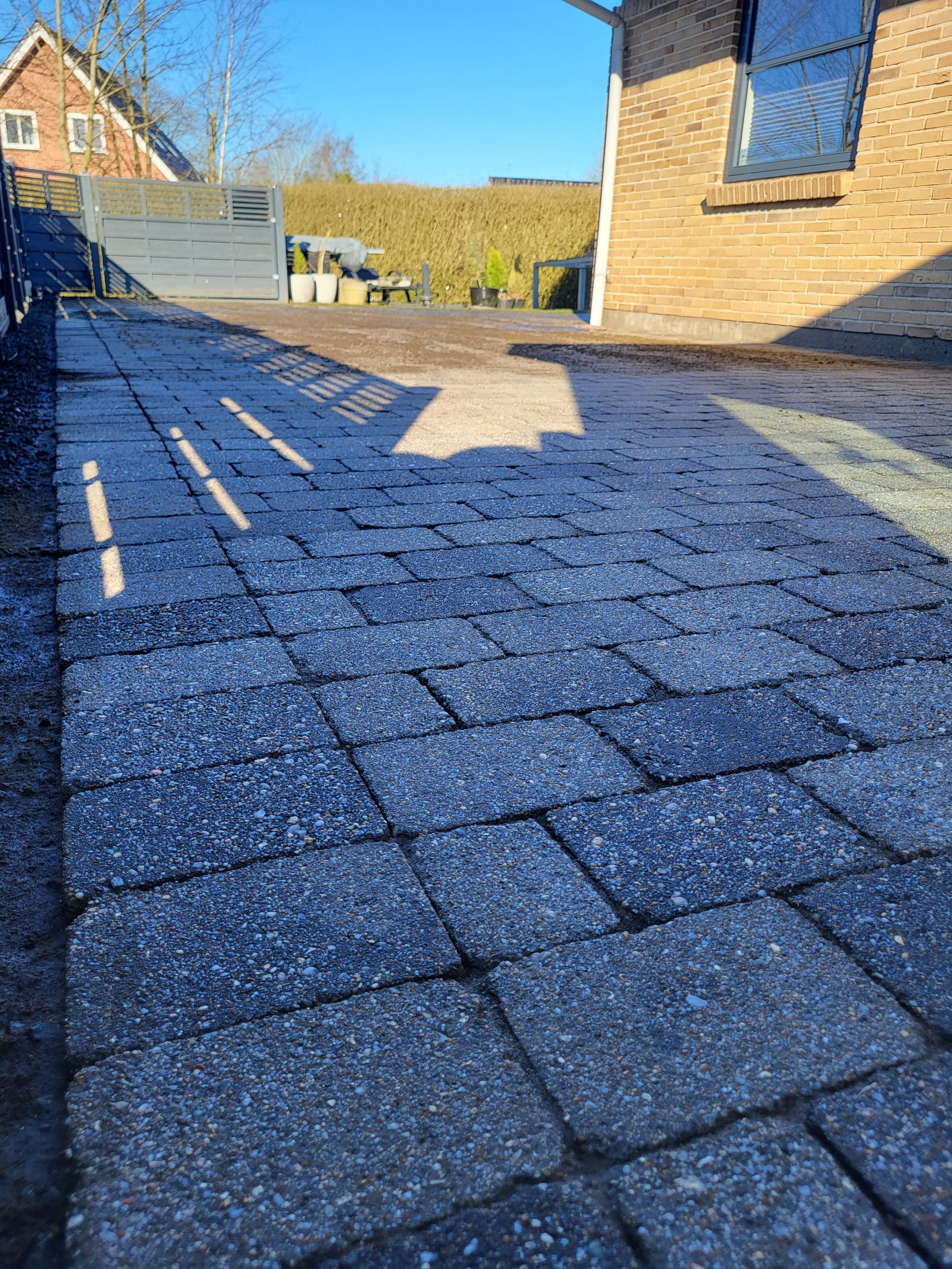 fliserensning af stor terrasse i Toftlund