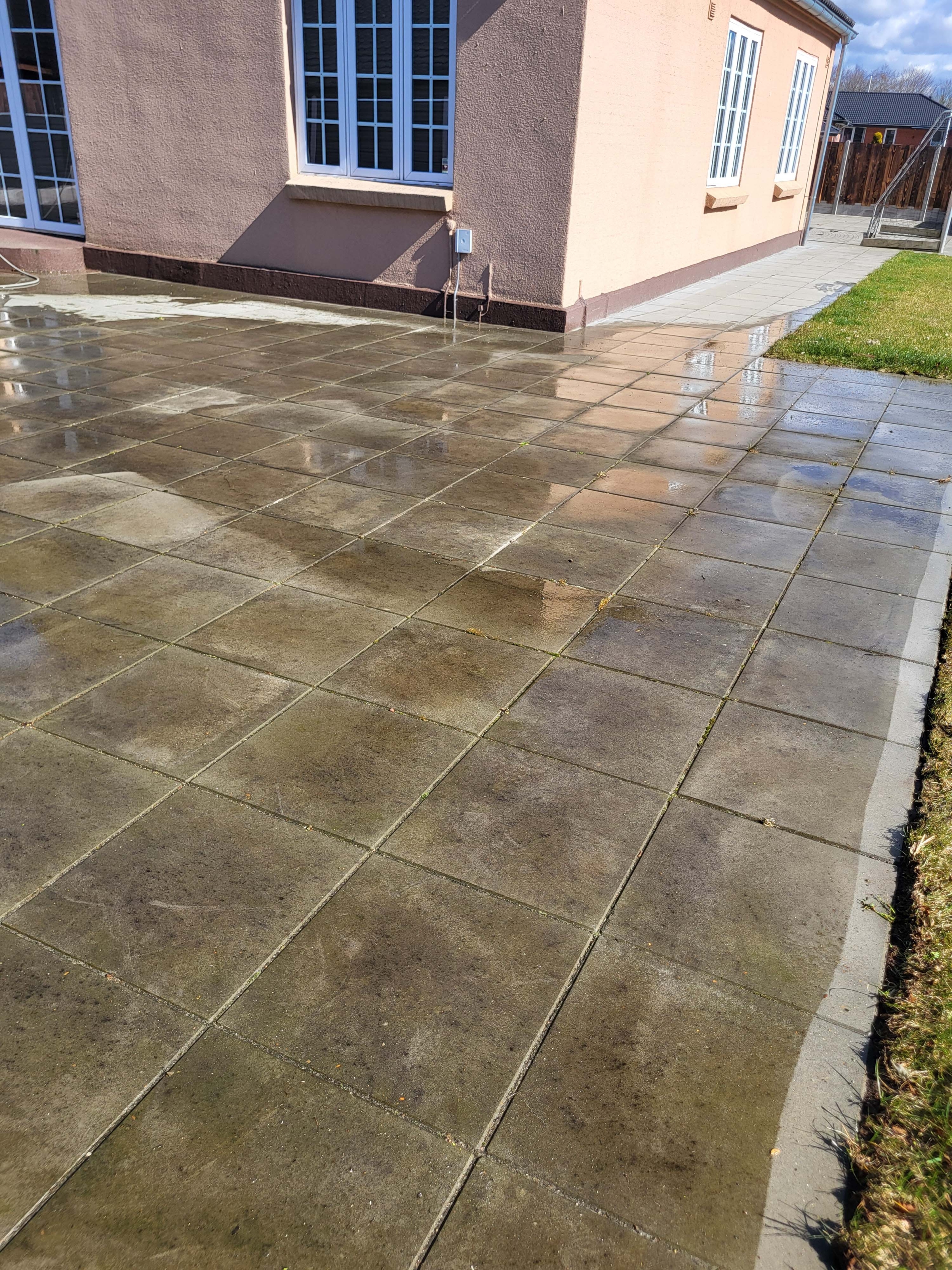 Fliserensning af terrasse