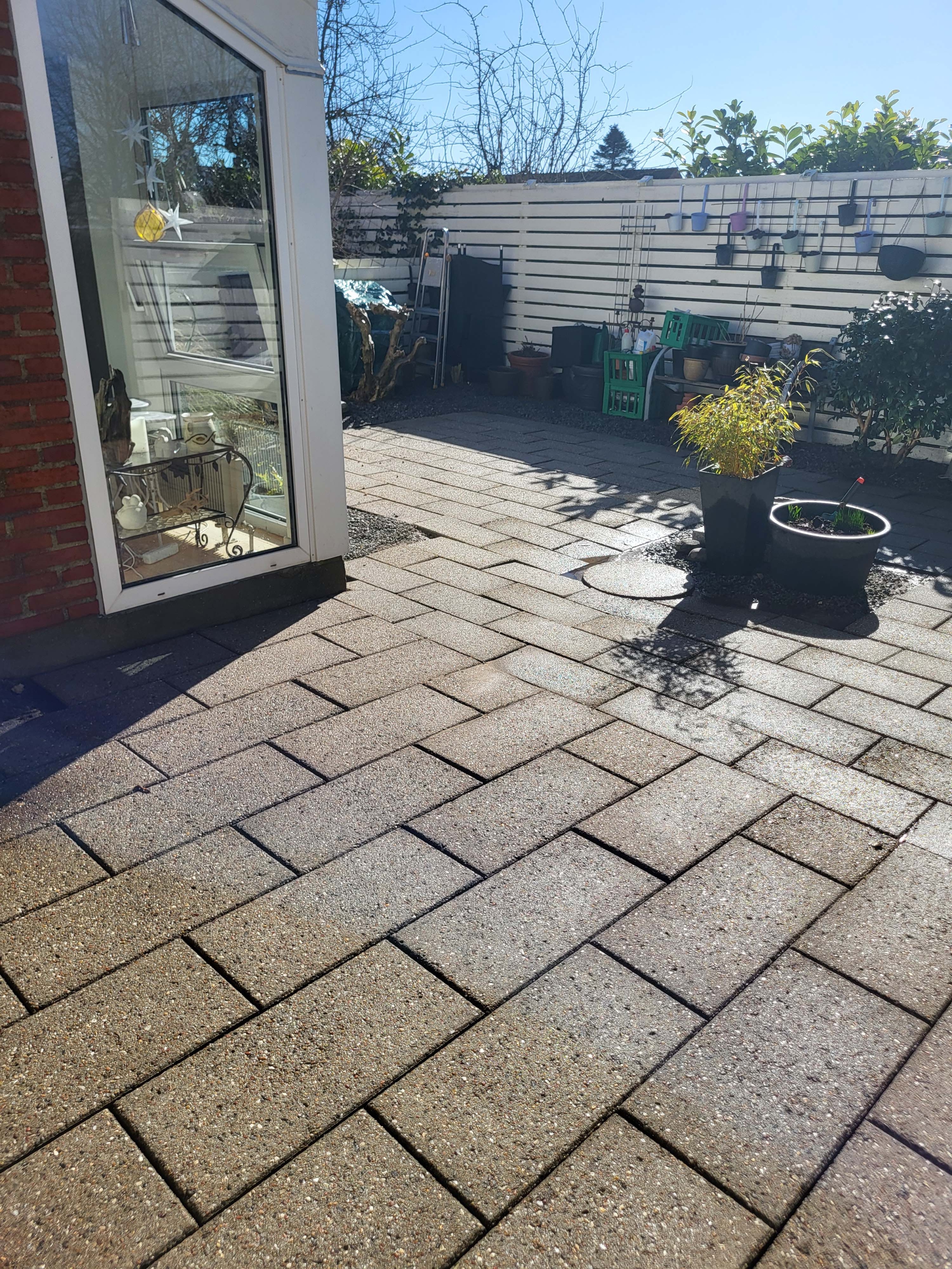 Fliserensning af terrasse i Sønderborg