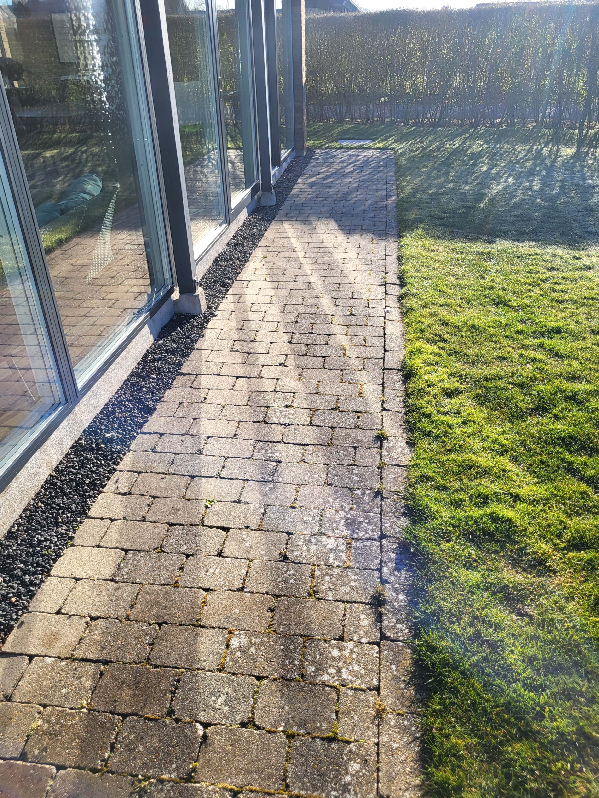 fliserensning af terrassekant i Sønderborg