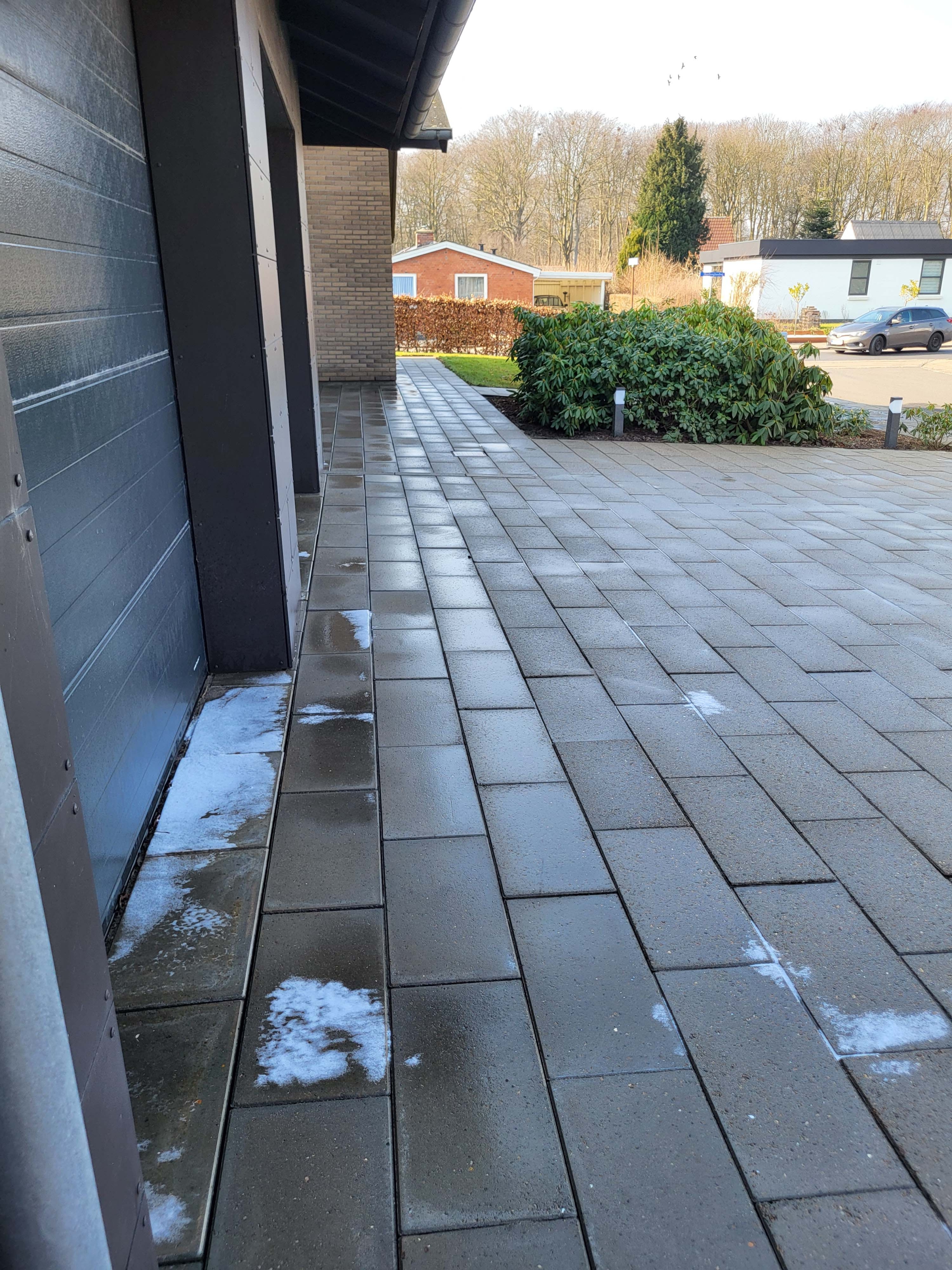 Fliserensning ved garageport