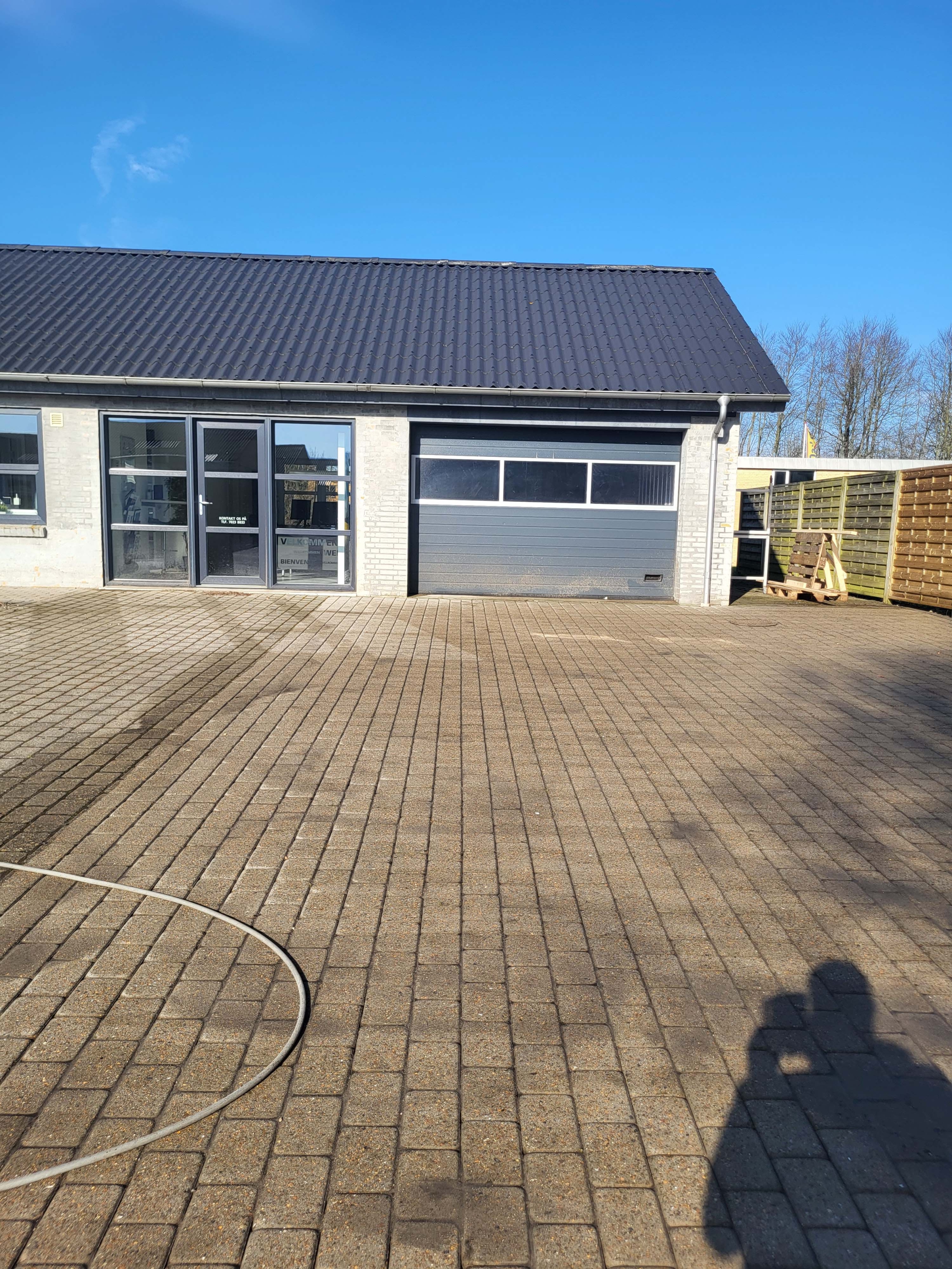 fliserensning ved garageport