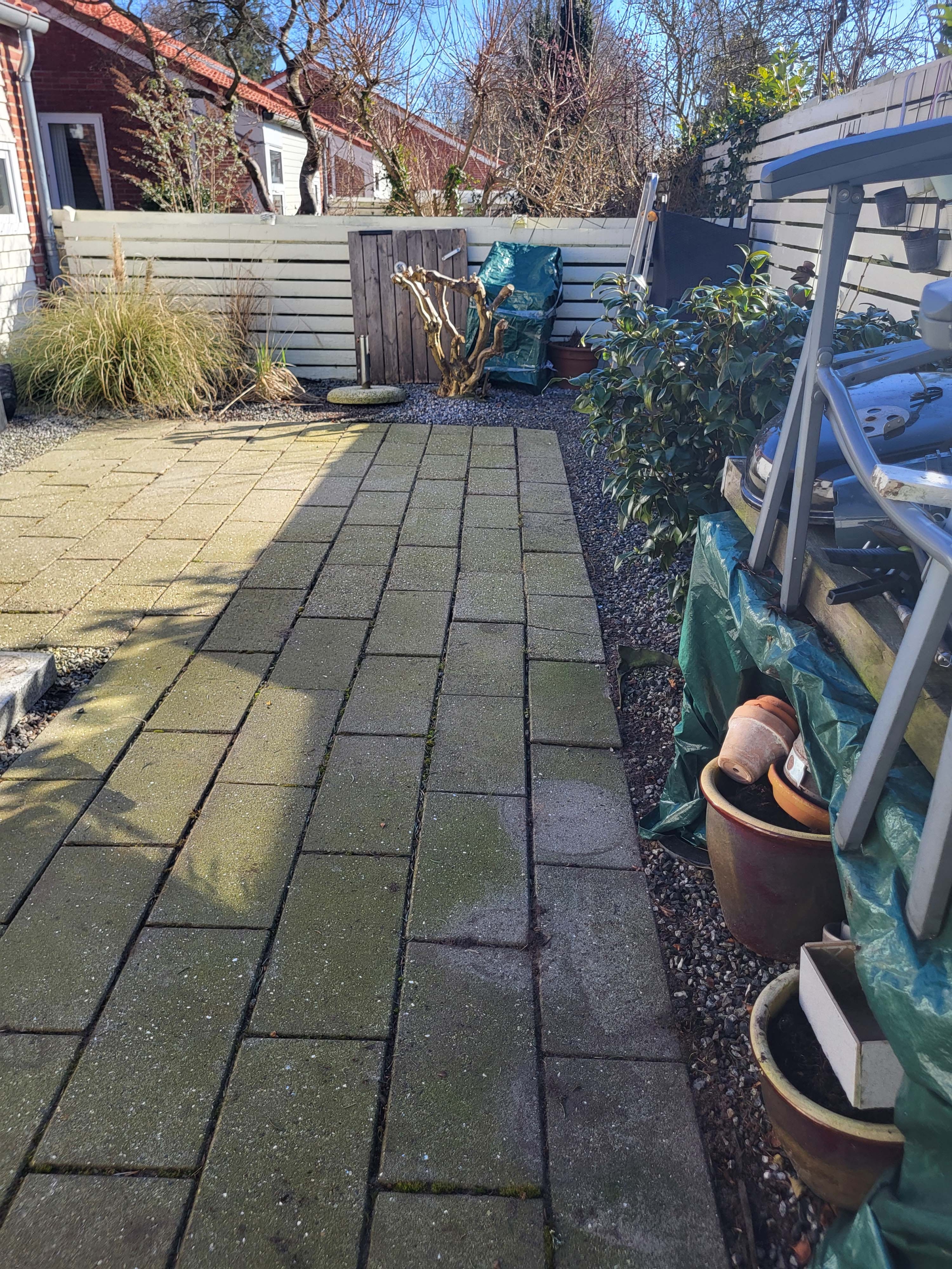 Rensning af fliser på terrasse