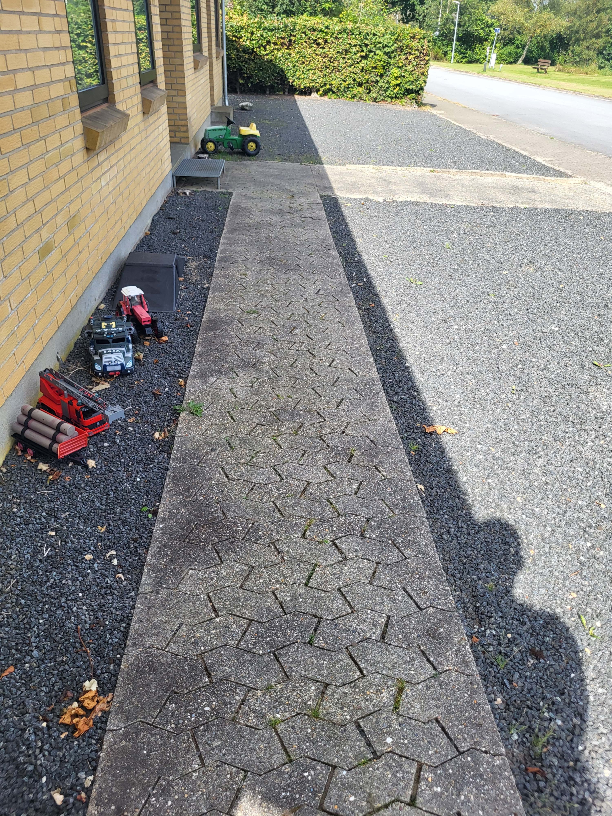 Rensning af fliser gangsti