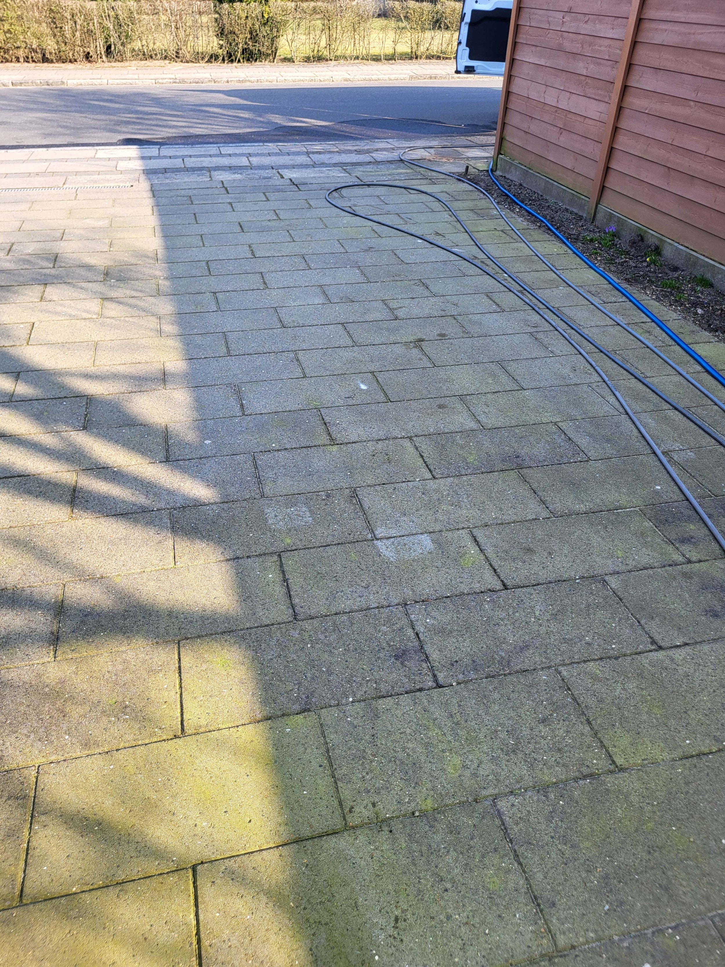 Rensning af fliser med udstyr