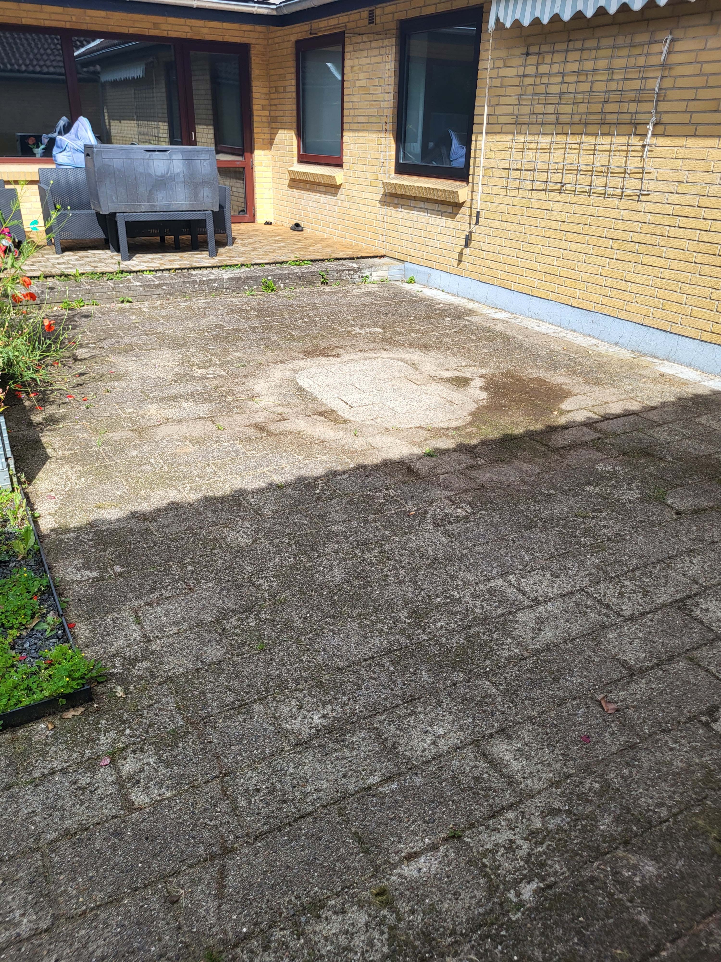 rensning af fliser på terrasse