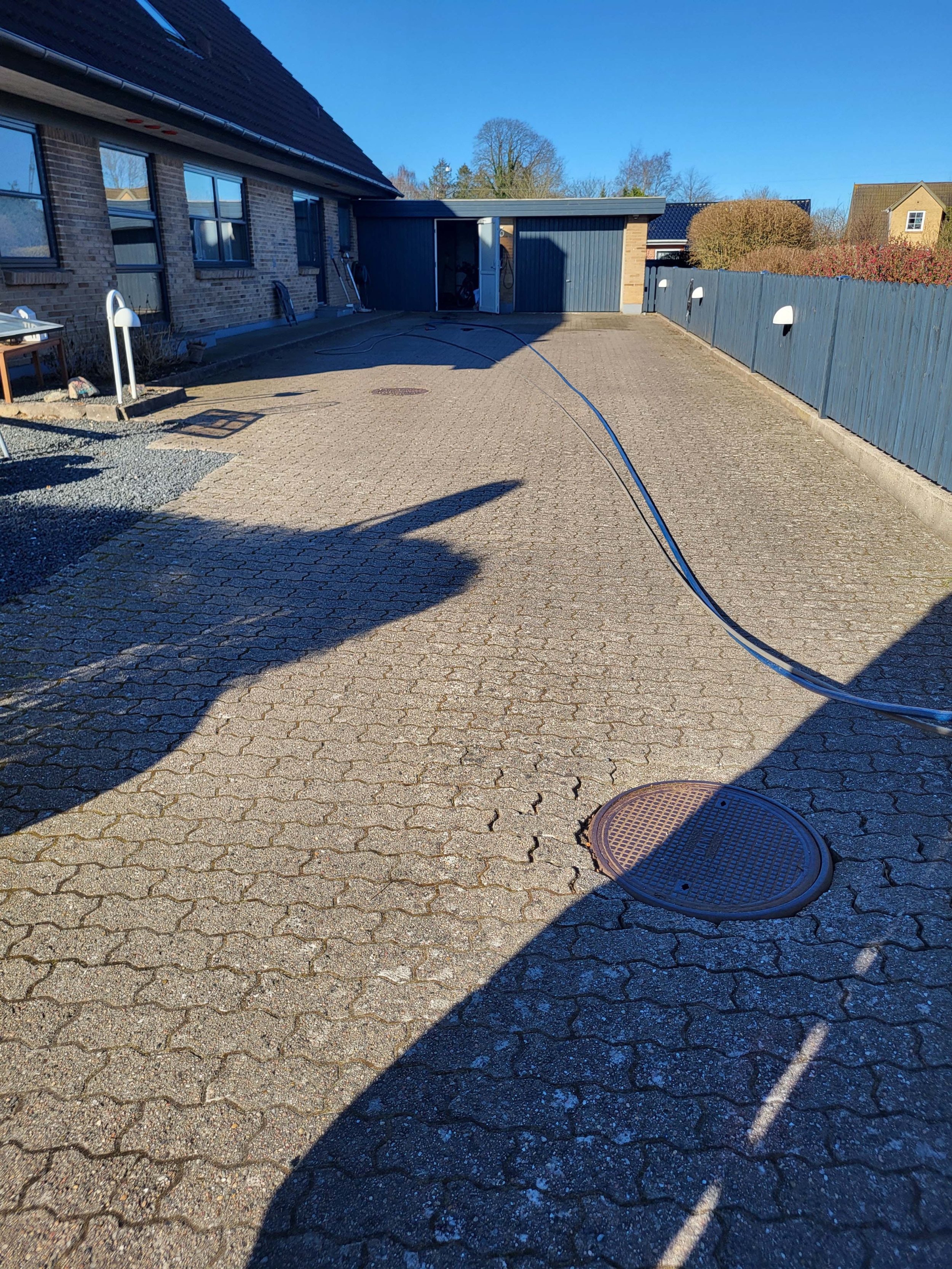 rensning af fliser ved hegn